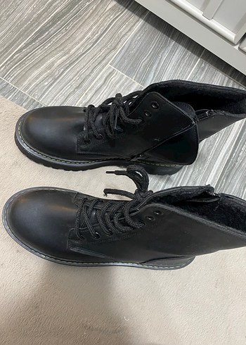 Siyah bot - Görsel 2