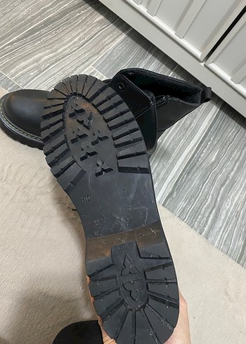 Siyah bot - Görsel 4