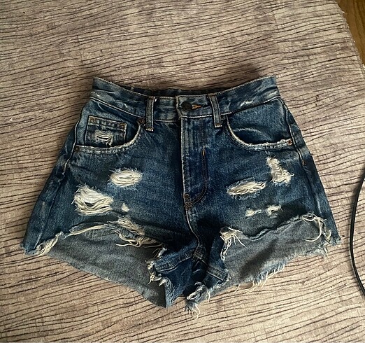 bershka yırtık mini kot şort