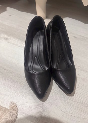 Siyah Minimalist Topuklu Kadın Ayakkabı