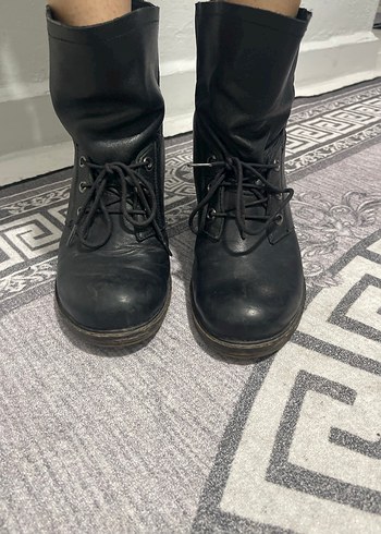 Siyah Deri Kadın Bot - Görsel 3