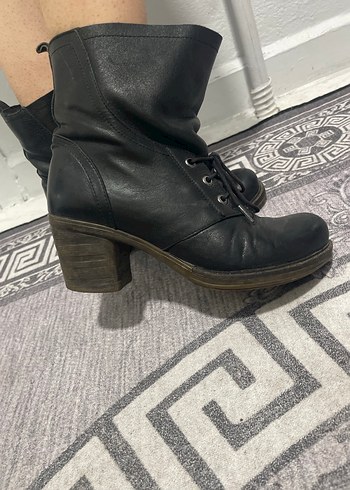 Siyah Deri Kadın Bot - Görsel 6