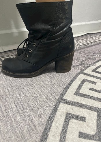 Siyah Deri Kadın Bot - Görsel 4