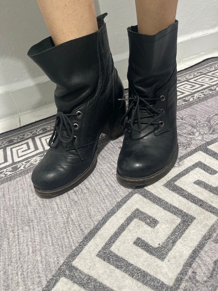 Siyah Deri Kadın Bot - Görsel 2