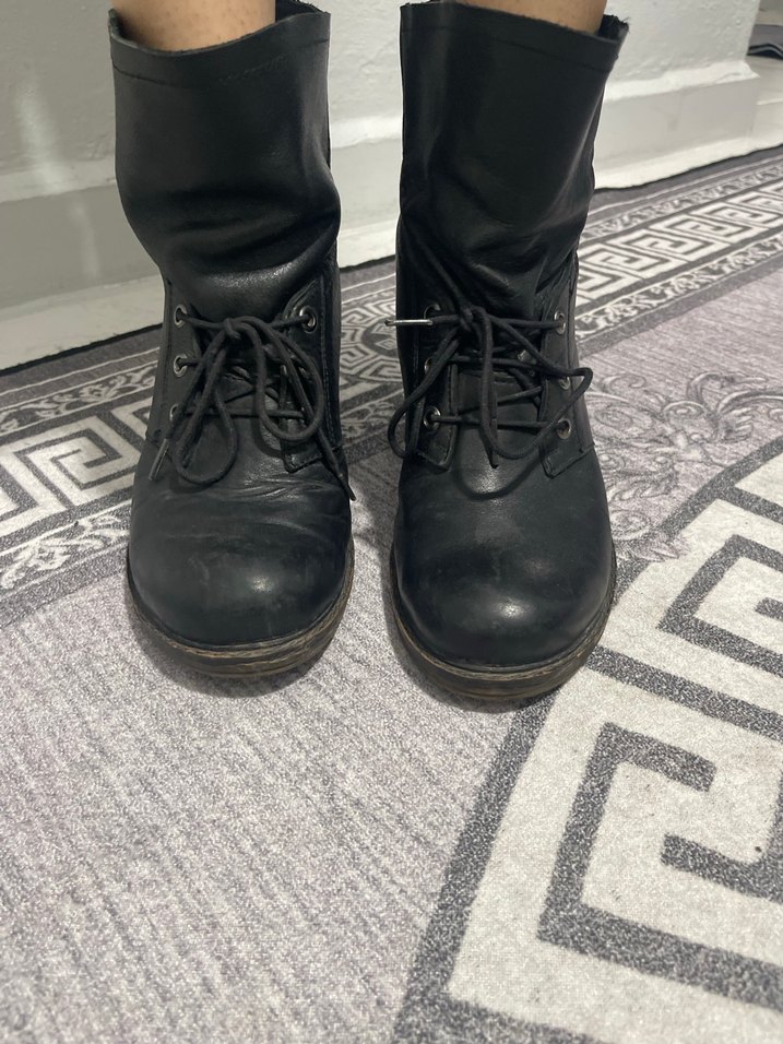 Siyah Deri Kadın Bot - Görsel 3