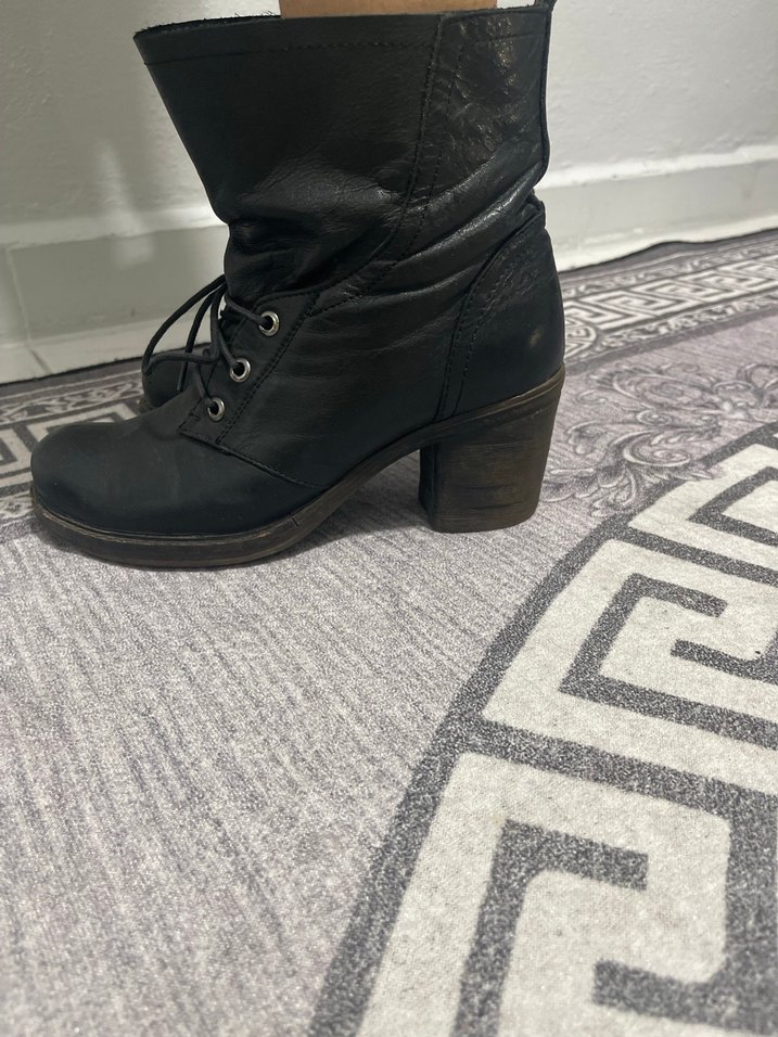 Siyah Deri Kadın Bot - Görsel 4