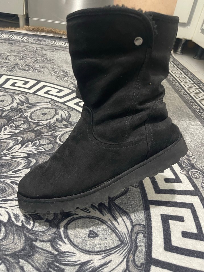 Siyah Kürklü Kadın Bot - Görsel 2