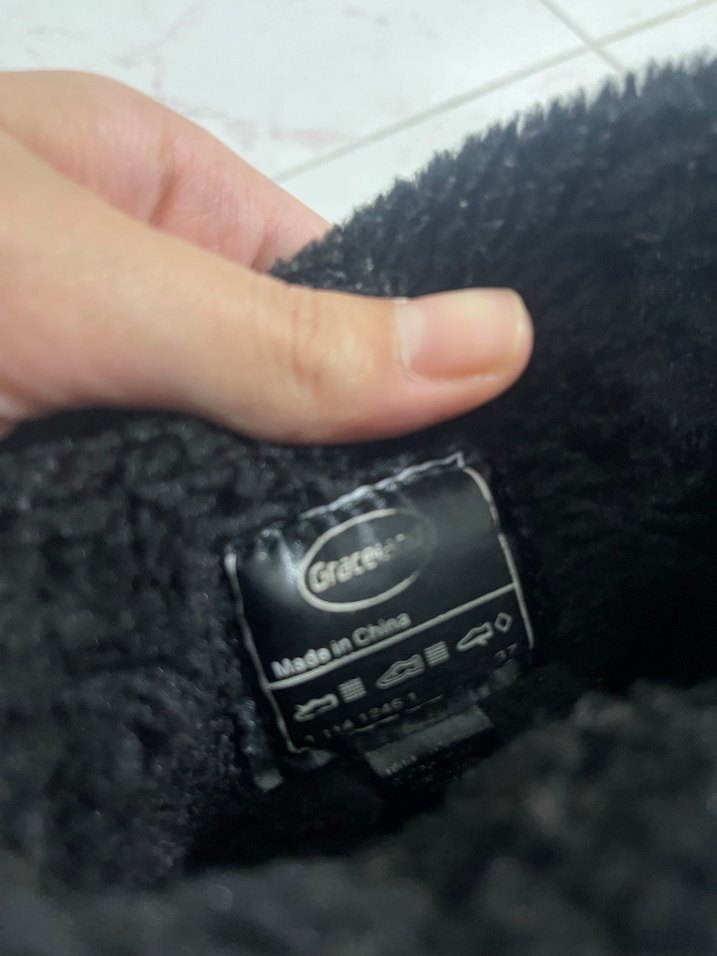 Siyah Kürklü Kadın Bot - Görsel 4