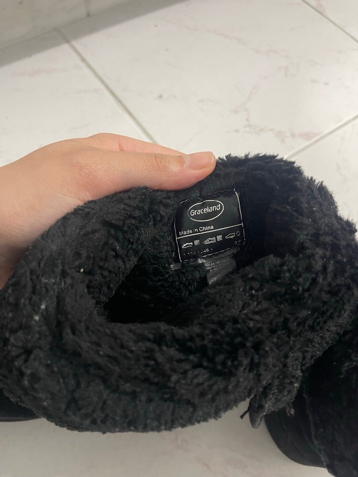 Siyah Kürklü Kadın Bot - Görsel 5