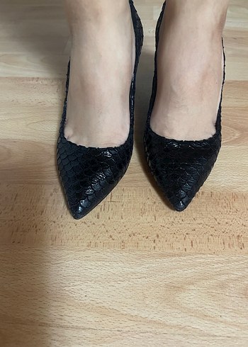 Siyah Yılan Desenli Bağcıklı - Görsel 2