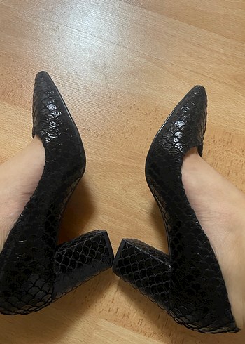 Siyah Yılan Desenli Bağcıklı - Görsel 3