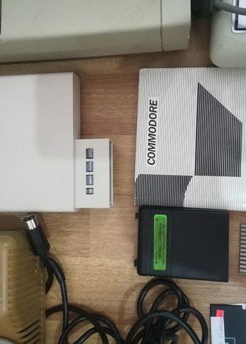  Beden 2 Adet Commodore C64 - 64C Full Set.