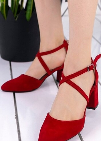 Süet kırmızı topuklu ayakkabı 