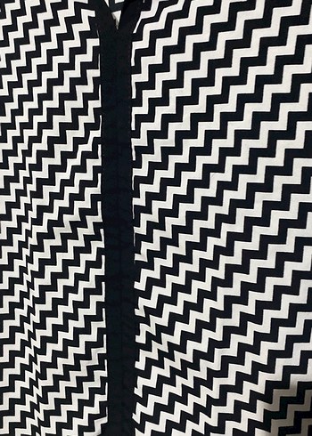 Siyah Beyaz Desenli V Yaka Kadın Gömlek - Görsel 3