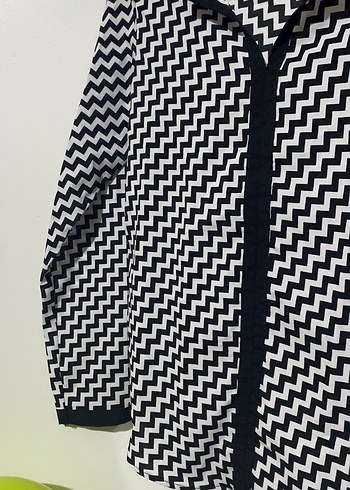 Siyah Beyaz Desenli V Yaka Kadın Gömlek - Görsel 2