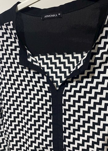 Siyah Beyaz Desenli V Yaka Kadın Gömlek - Görsel 4