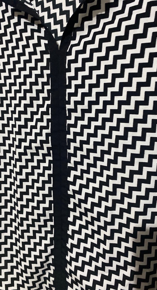 Siyah Beyaz Desenli V Yaka Kadın Gömlek - Görsel 3