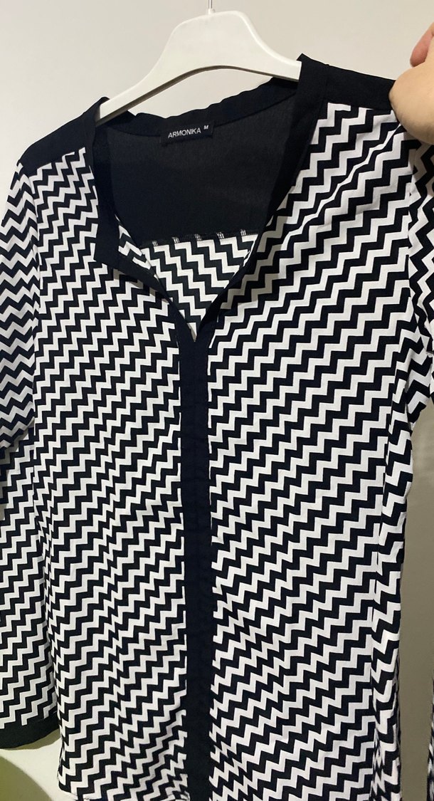 Siyah Beyaz Desenli V Yaka Kadın Gömlek - Görsel 5