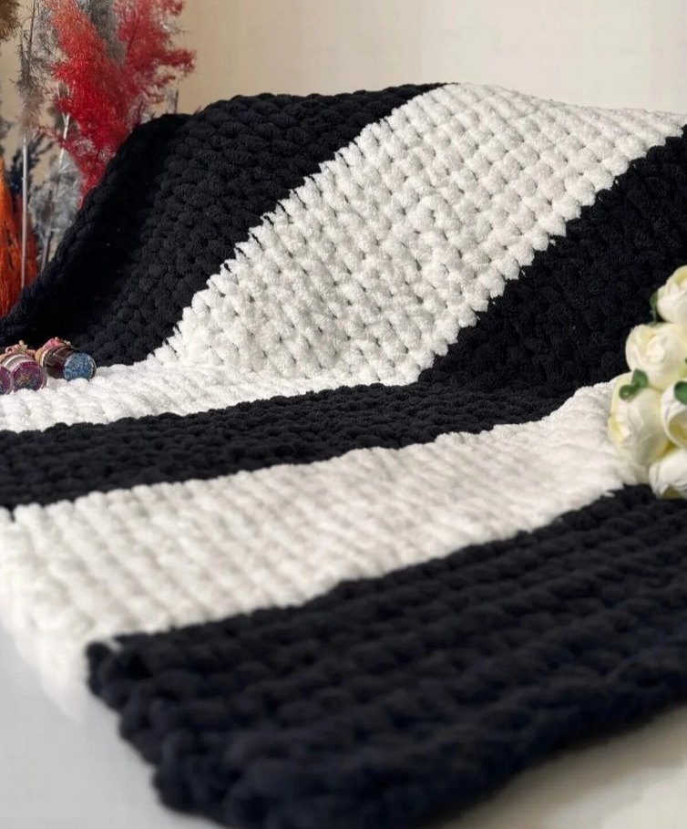 Siyah Beyaz Örgü Battaniye - Görsel 2