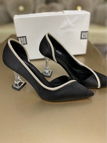 39 Beden Taşlı stiletto