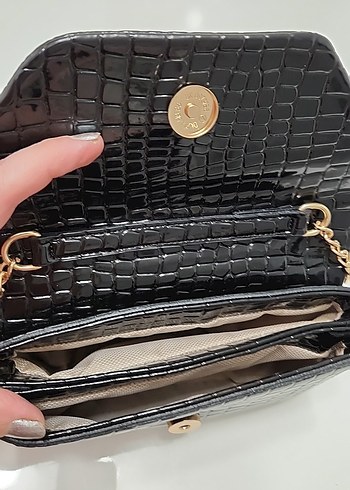Zincir Detaylı Siyah Deri Yılan Desenli Çanta - Görsel 5