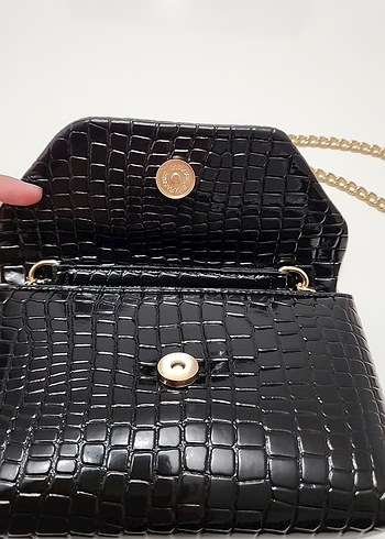 Zincir Detaylı Siyah Deri Yılan Desenli Çanta - Görsel 4