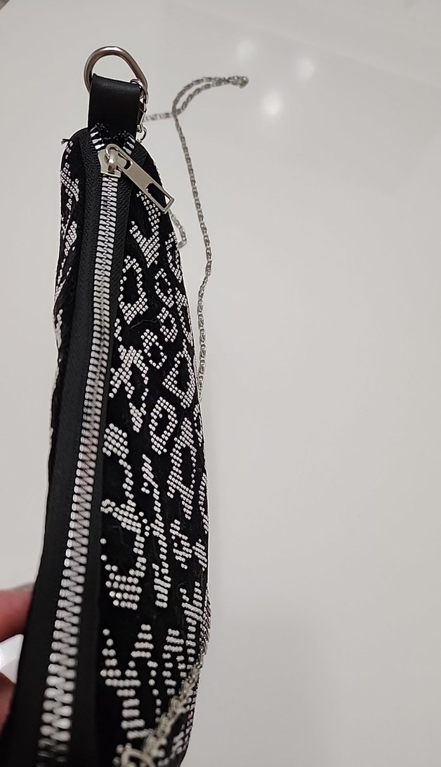 Zincir Detaylı Yılan Desenli Siyah Kadın Çanta - Görsel 3