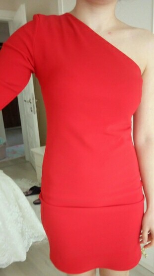 asimetrik kırmızı elbise 
