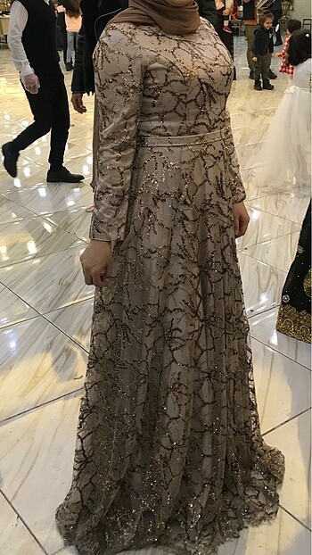 Nişan abiye kıyafeti