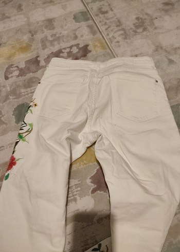 l Beden beyaz Renk Nakışlı Beyaz Düğmeli Kadın Midi Kot Pantolon
