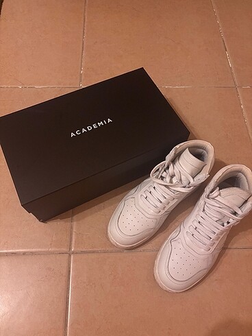 Academia sneakers