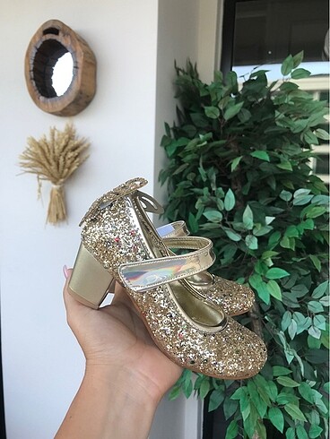 Gold renk kelebekli topuklu ayakkabı