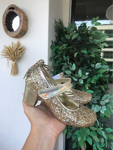 Gold topuklu ayakkabı