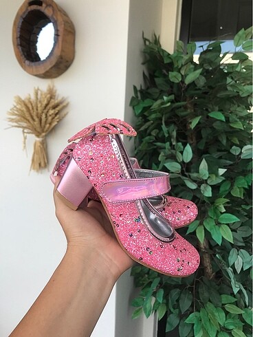 Pembe topuklu ayakkabı