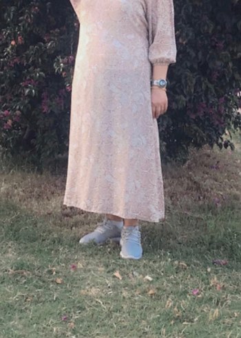 Bej Dantel Detaylı V Yaka Uzun Elbise - Görsel 2