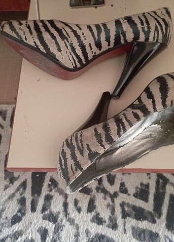 Zebra topuklu ayakkabı