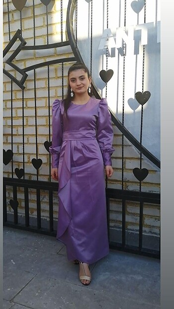 Lila saten abiye