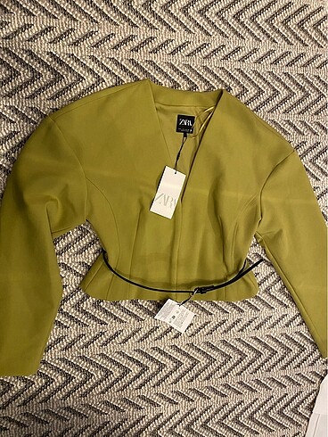m Beden yeşil Renk Zara kemerli vücuda oturan blazer
