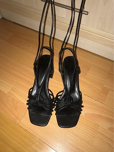 Klasik siyah topuklu ayakkabı