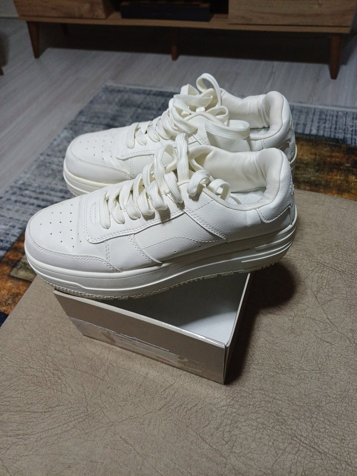 Beyaz kalın taban Kadın Spor Ayakkabı - Görsel 2