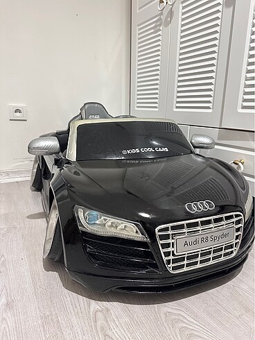  Beden siyah Renk Audi akülü araba