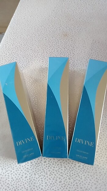 Divine mavi