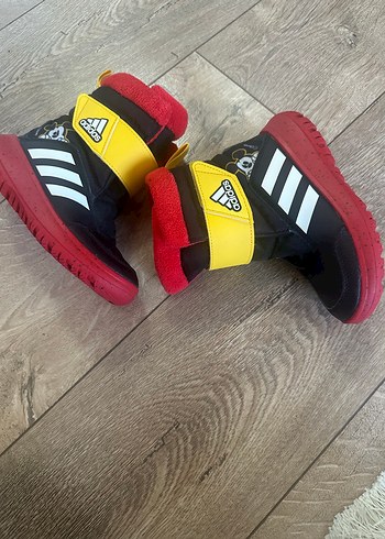 Adidas erkek çocuk bot etiketli gibi