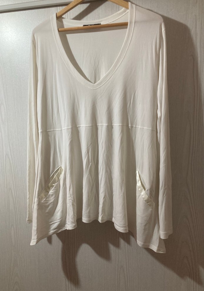 V Yaka Beyaz Hamile Tişörtü - Görsel 4