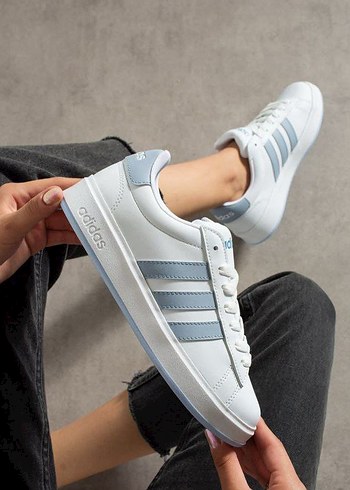 Adidas Beyaz Bağcıklı Spor Ayakkabı