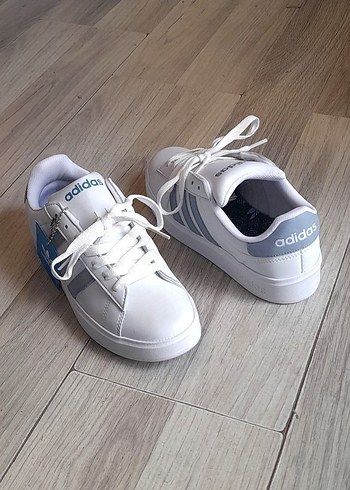 37 Beden Adidas Beyaz Bağcıklı Günlük Spor Ayakkabı