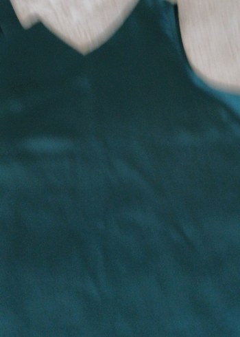 Dantel Detaylı Yeşil V Yaka  Bluzu saten Kumaş - Görsel 3