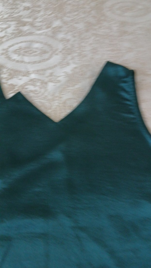 Dantel Detaylı Yeşil V Yaka  Bluzu saten Kumaş - Görsel 2