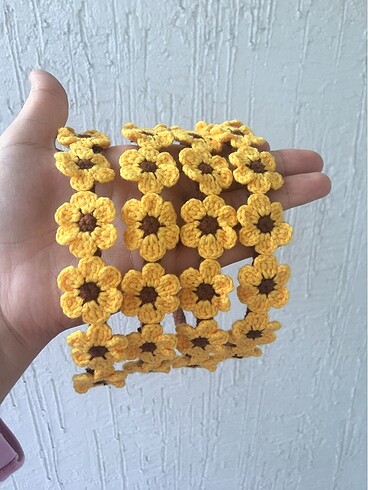 Minik papatyalı örgü taç
