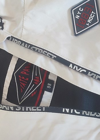 Beyaz-Kırmızı Kapüşonlu Erkek Çocuk Fermuarlı Ceket - Görsel 2